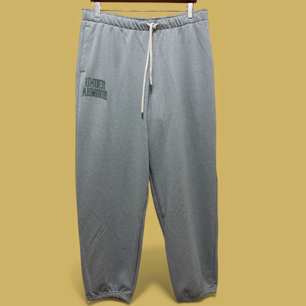 NEW Under Joggers Armour Women's Loose Fit Size L, Gray.